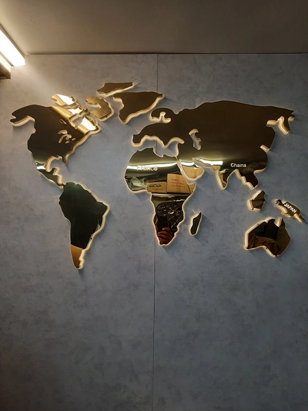 تابلو نقشه جهان | طراحی و اجرای تابلو دکوراتیو نقشه جهان با نورپردازی حرفه‌ای